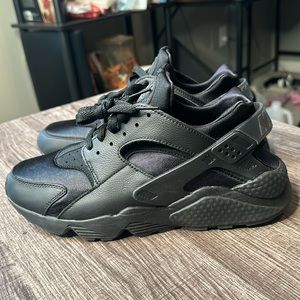 🔥ALL BLACK NIKE HUARACHES🔥